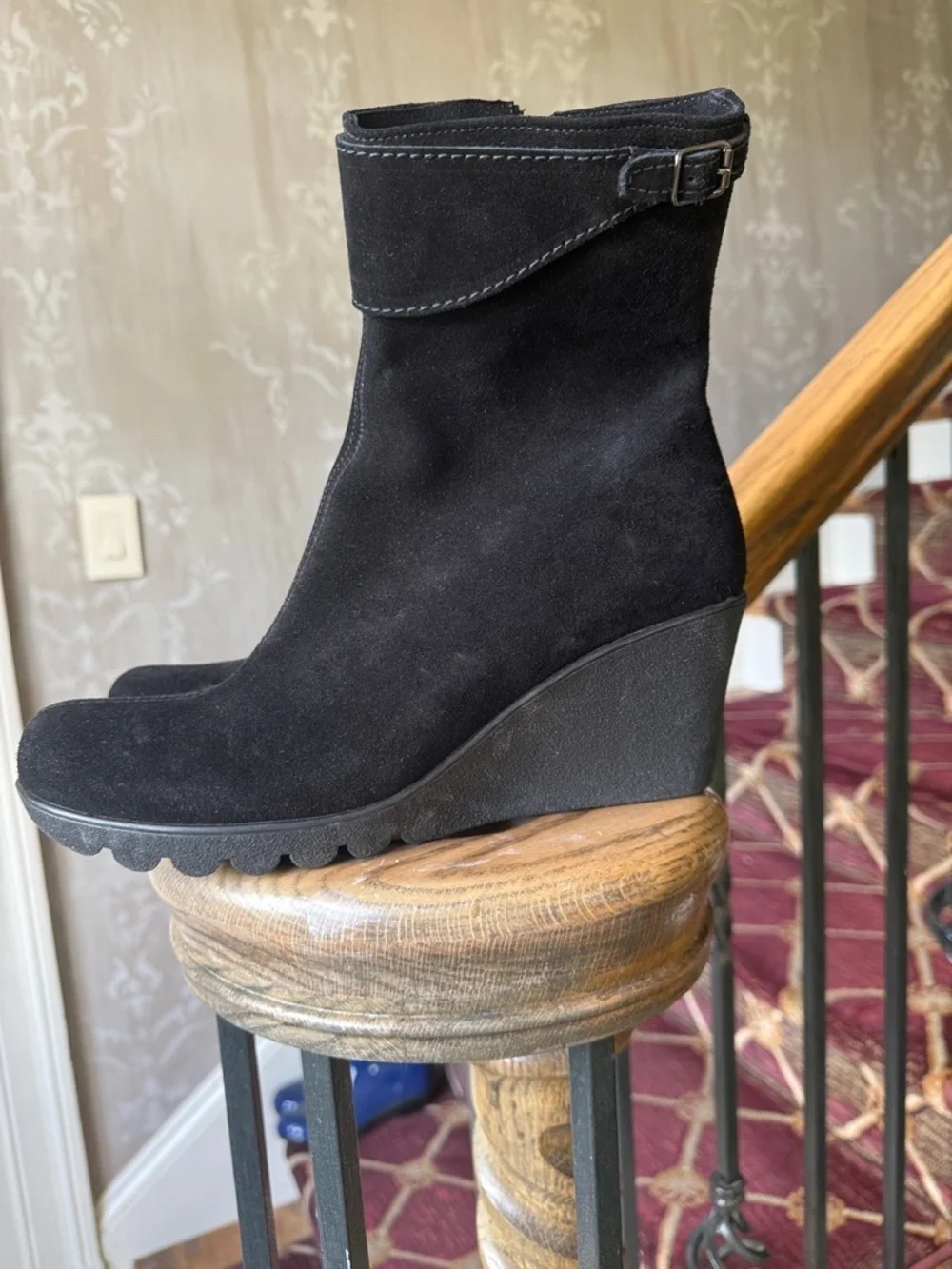 LA CANADIENNE ladies size 10 medium suede boot NWOT